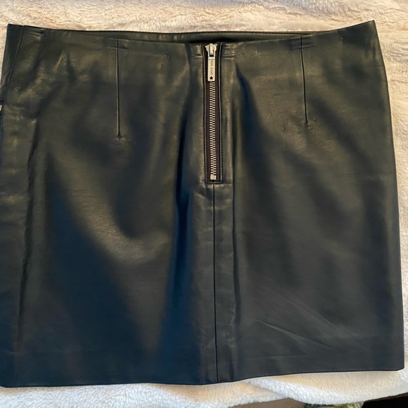 Beautiful pre-loved mini skirt from Pepe Jeans. Looks like leather. Size M - Picture 2 of 5
